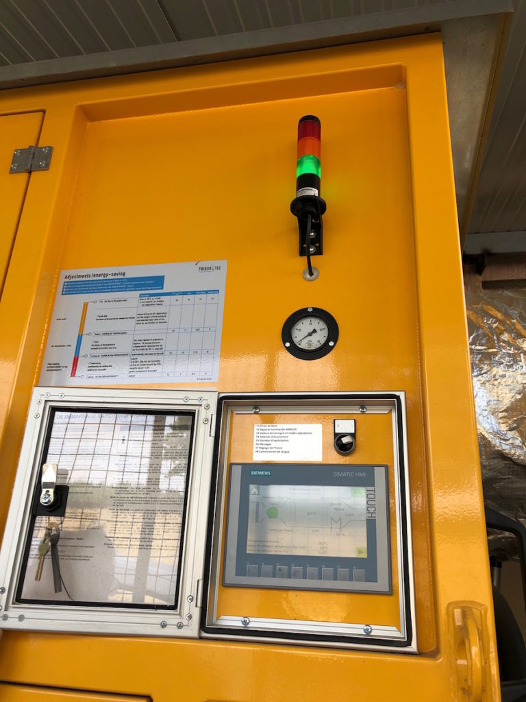 Une image contenant jaune, intérieur, orange
Description générée automatiquement